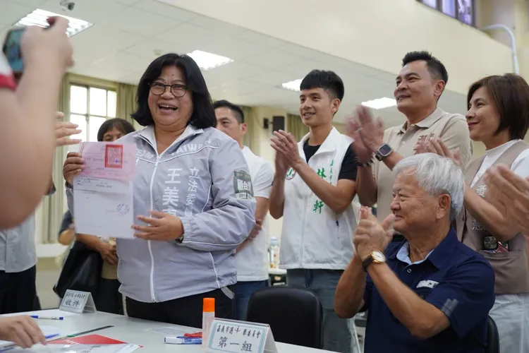 王美惠2日完成登記參選嘉義市長。翻攝王美惠臉書