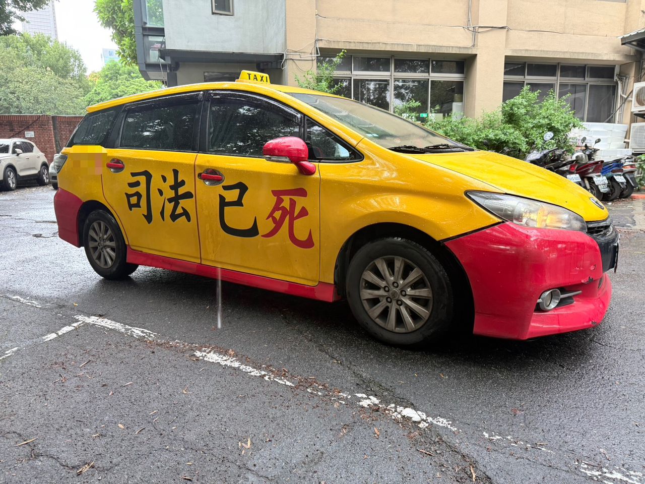 計程車踩油門衝進北檢!抗議「官逼民反 司法已死」