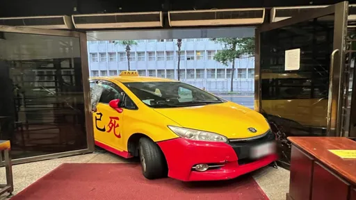 計程車踩油門衝進北檢！抗議「官逼民反」