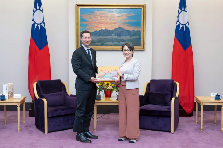 副總統蕭美琴（右）接見來訪的前美國國防部印太安全事務助理部長睿特納。總統府提供
