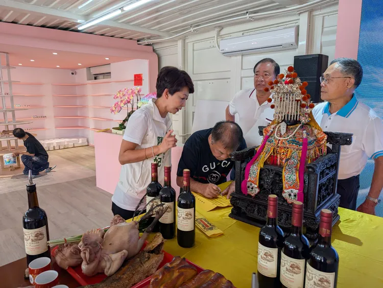 民進黨台南市長候選人陳亭妃競選總部，於12日上午正式啟用營運。陳亭妃辦公室提供