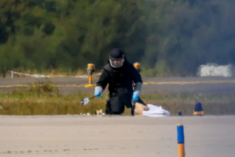 載有爆裂物的無人機出現在萊比錫機場跑道上，拆彈人員小心處理。路透社資料照片