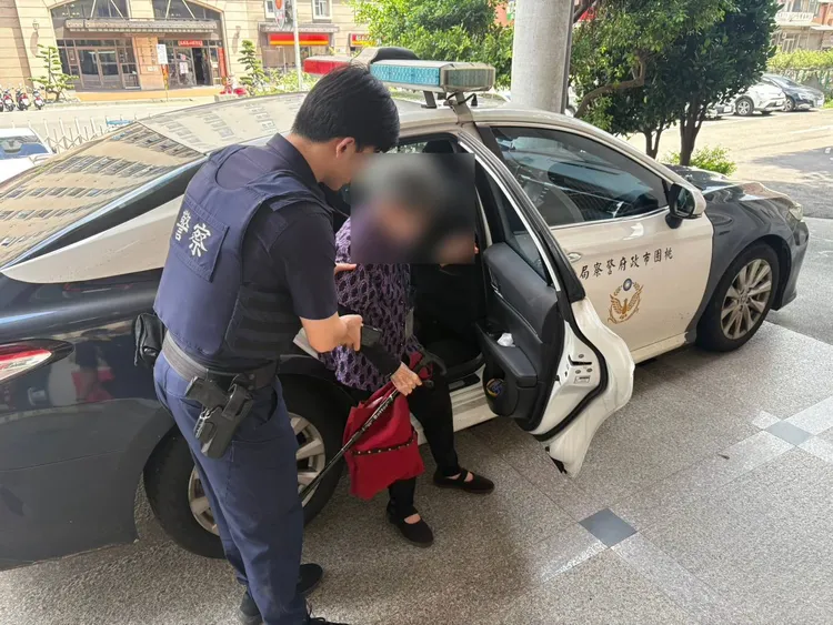 警員護送阿嬤到警所。平鎮警分局提供