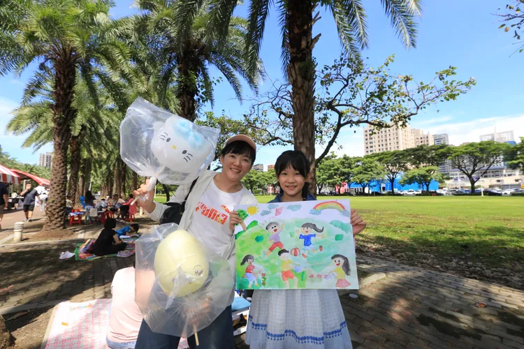 王同學(右)全家參與寫生活動，笑說一起出遊就是最棒的快樂生活。（圖/國泰金控提供）