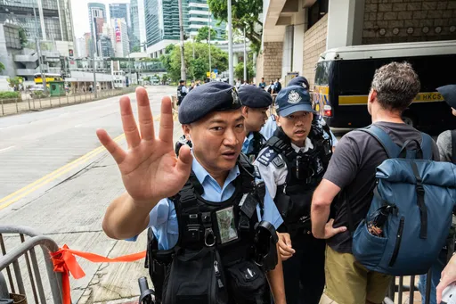 地鐵站外持花喊口號　香港3人涉煽動罪被捕