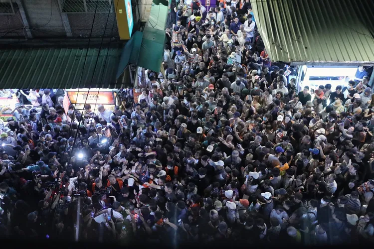 沈伯洋到場後表示，這次自己第三度走訪737夜市。記者莊宗達攝