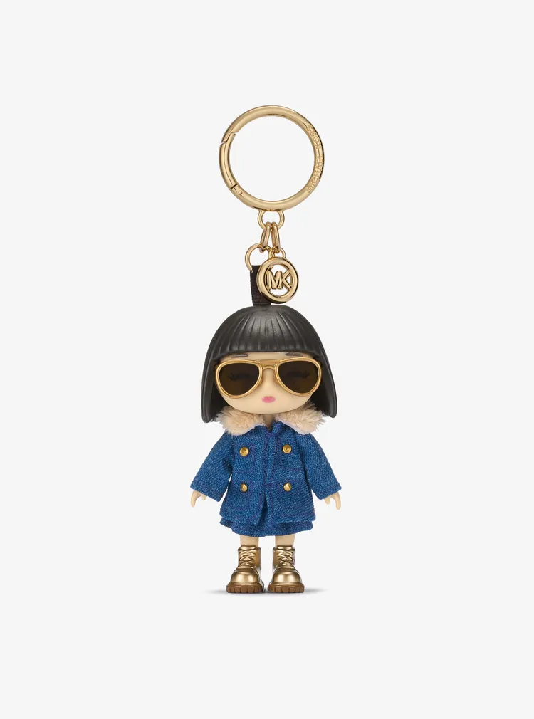 MICHAEL KOS藍色丹寧裝MK Doll掛飾，1500元。品牌提供