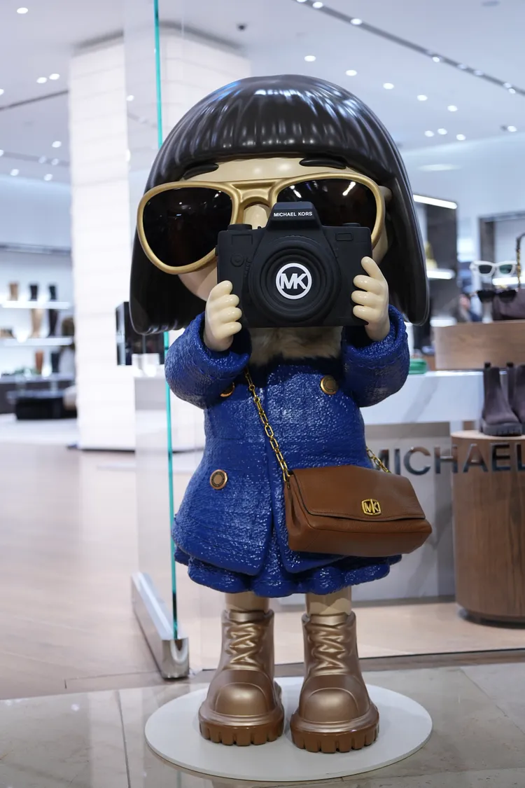 MICHAEL KORS打造150公分高的MK Doll巨型玩偶。彭欣偉攝