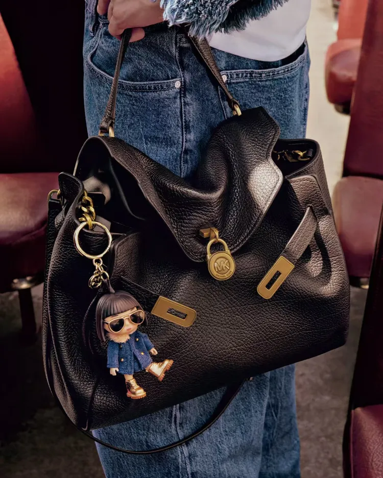 MK Doll頂著妹妹頭以及金色飛行員墨鏡。品牌提供