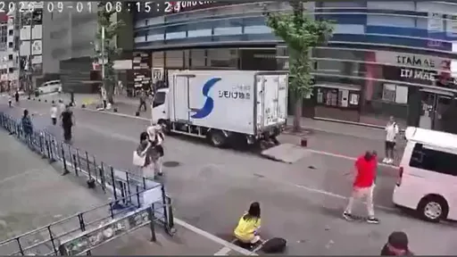 東京街頭驚見長髮妹「當眾脫褲排泄」！3警路過竟未盤查
