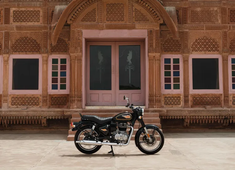 Bullet 350延續Royal Enfield經典車系設計，並以油箱手繪飾線呈現復古風格，保留品牌長久以來的英倫造型特色。業者提供
