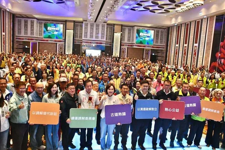 賴瑞隆（右5）、柯志恩（右7）日前皆出席績優調解委員頒獎典禮。柯志恩辦公室提供