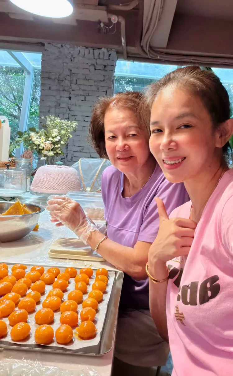 林美貞趕訂單忙不過來，媽媽特地從馬來西亞來台幫忙。翻攝自林美貞臉書