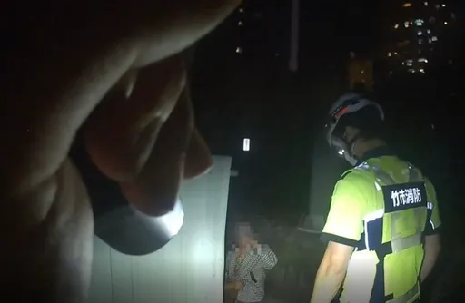 九旬老婦正午迷途倒臥鐵軌旁！　竹警鷹眼調電眼搜救挽回一命