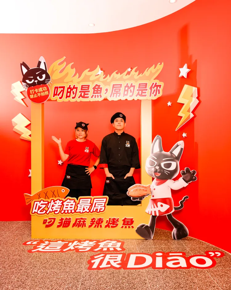 用餐還能和超夯叼貓公仔、打卡牆合影。業者提供