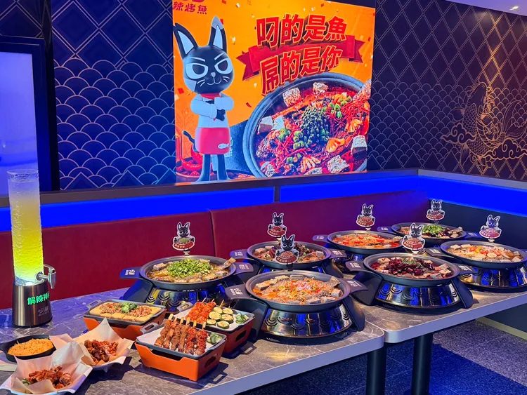 全新「叼貓麻辣烤魚」正式進駐台北信義區，9/18於ATT 4 FUN 6樓開幕。陳揚盛攝