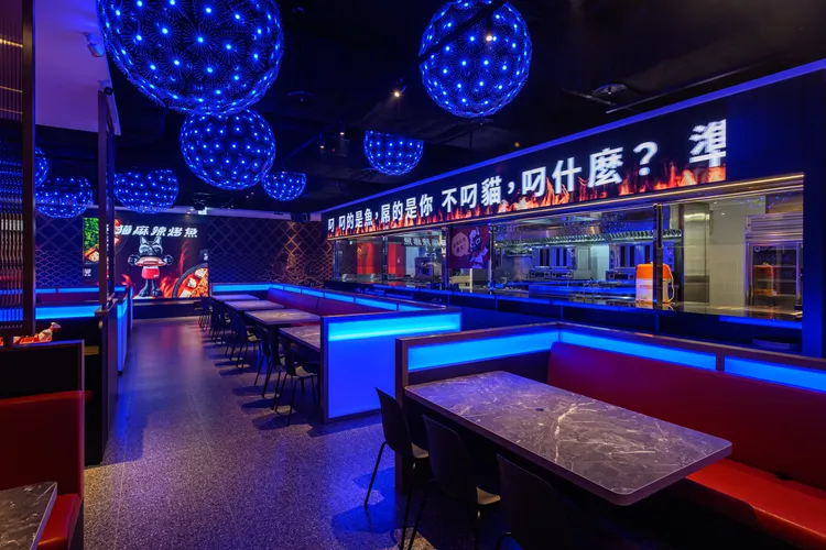 寬敞空間搭配燈光、音樂，提供絕佳用餐體驗。業者提供