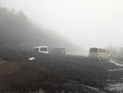 山友遊日注意　富士山五合目土石流困3車