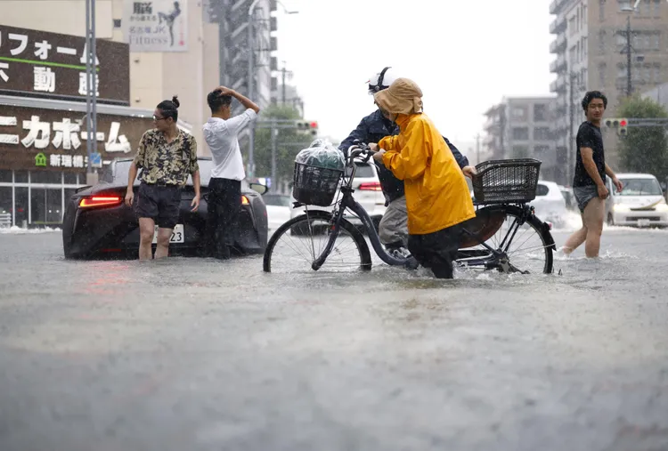 名古屋豪雨成災，馬路積水有半個輪胎高。路透社/共同社