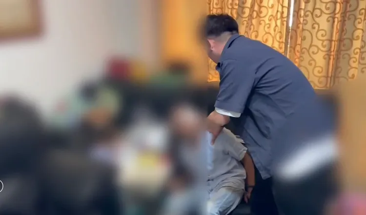 新莊警方於台中一處民宅內拘提犯嫌。翻攝畫面