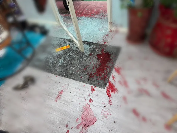 遭砸美甲店一片狼藉，惡煞們囂張離去。翻攝畫面