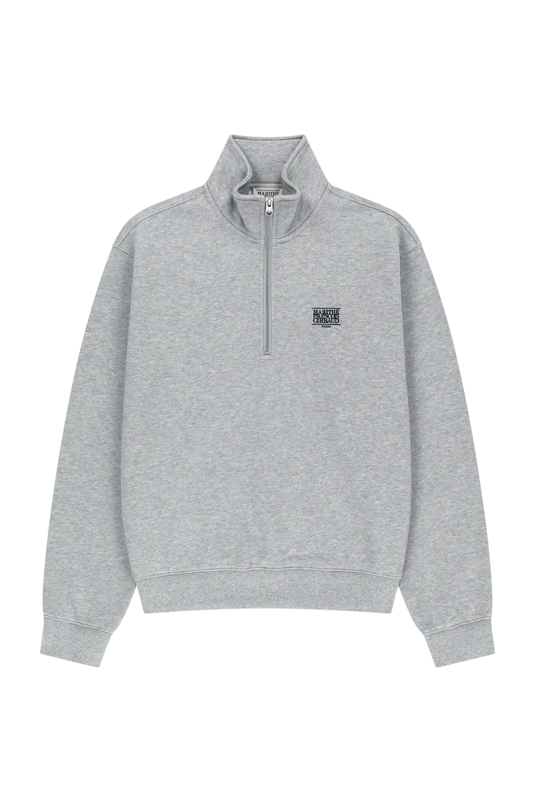 M+FG經典小LOGO半拉拉鍊大學T，2890元。品牌提供