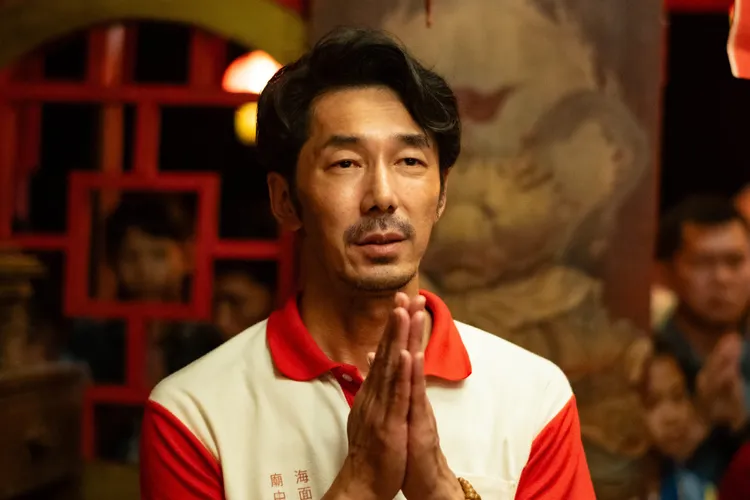 李李仁在《沙央》中飾演守護海邊「魚母娘娘」廟宇的頭家。甲上提供