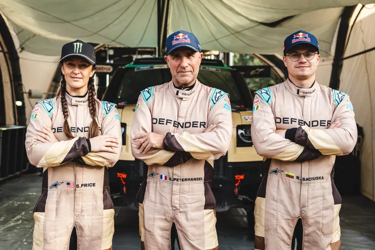Defender Rally車隊競賽陣容（由左至右），美國駕駛Sara Price、法國駕駛Stéphane Peterhansel以及立陶宛駕駛Rokas Baciuška。原廠照片