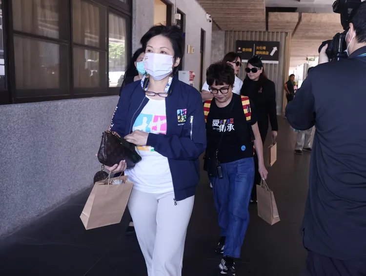 楊貴媚前來追弔。彭欣偉攝影
