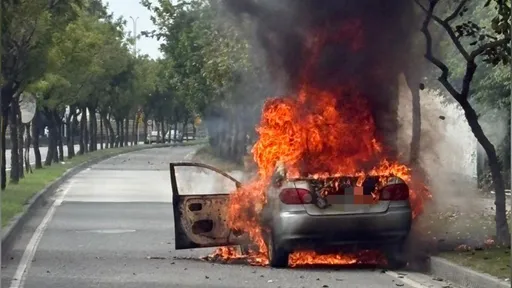 台中大里驚傳火燒車　駕駛慘成焦屍！身分待查