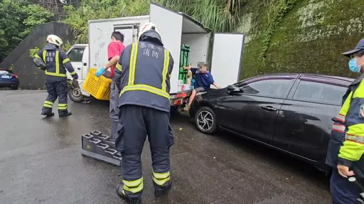 驚悚！忘拉手煞車釀禍　基隆司機理貨慘遭2車夾困