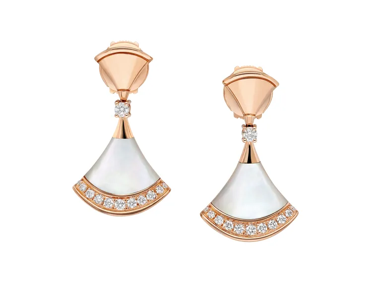 BVLGARI DIVAS’ DREAM系列玫瑰金珍珠母貝鑲鑽耳環。品牌提供