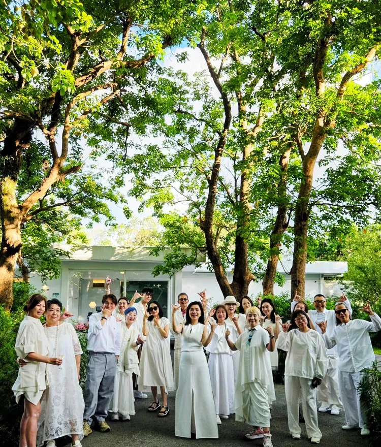 張清芳過60大壽，和好友們一起雙手比6拍照紀念。翻攝李明依臉書