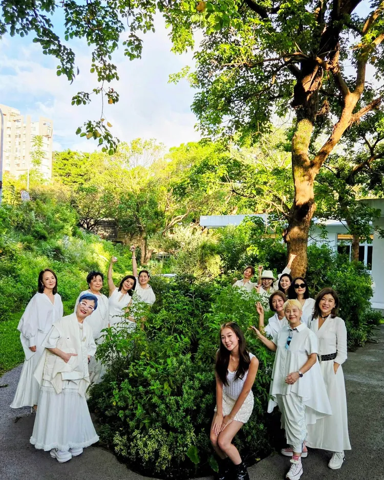 張清芳包下陽明山「YMS by onefifteen 初衣食午」開生日趴，大家在戶外庭園拍合照，曾馨瑩低調站在右後方。翻攝李明依臉書