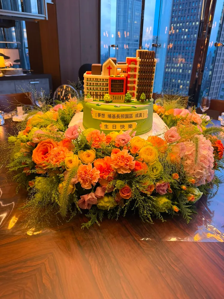 張清芳生日蛋糕也代表她的心願，盼望為偏鄉長輩籌募8億元興建經費，打造一座完善的綜合長照大樓。翻攝李明依臉書