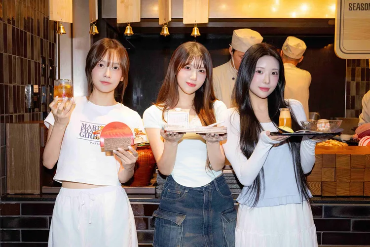 金佳垠（左起）、廉世彬、高佳彬端上自己愛吃的食物。協奏曲文創提供