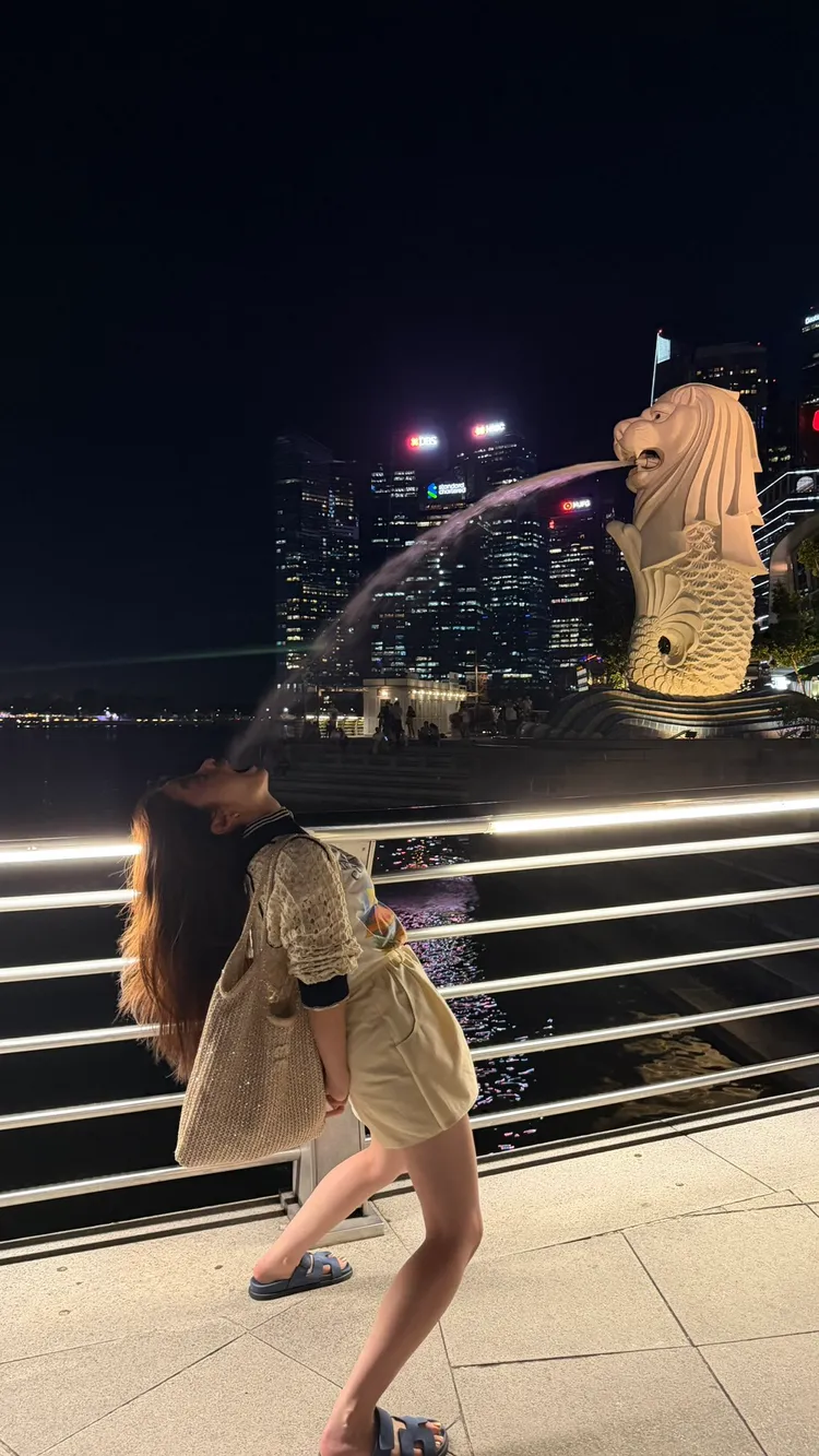 橋本環奈分享於新加坡地標魚尾獅前拍攝的「接水照」，魔性姿勢讓照片在網路瘋傳。翻攝橋本環奈X