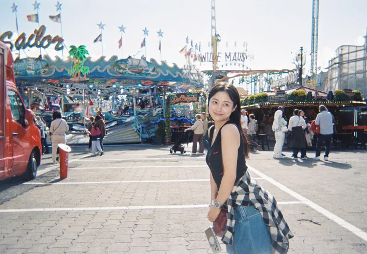 橋本環奈旅遊穿搭大有來頭，精品細節全被網友認出。翻攝橋本環奈X