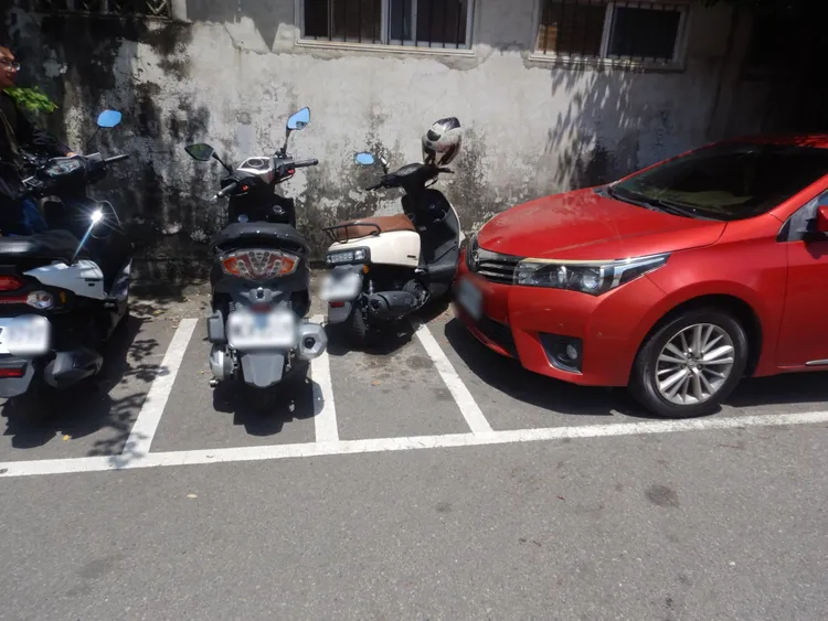 江男要路邊停車意外撞傷顏女機車，但啥都沒說就離開，涉肇逃被開罰。翻攝畫面