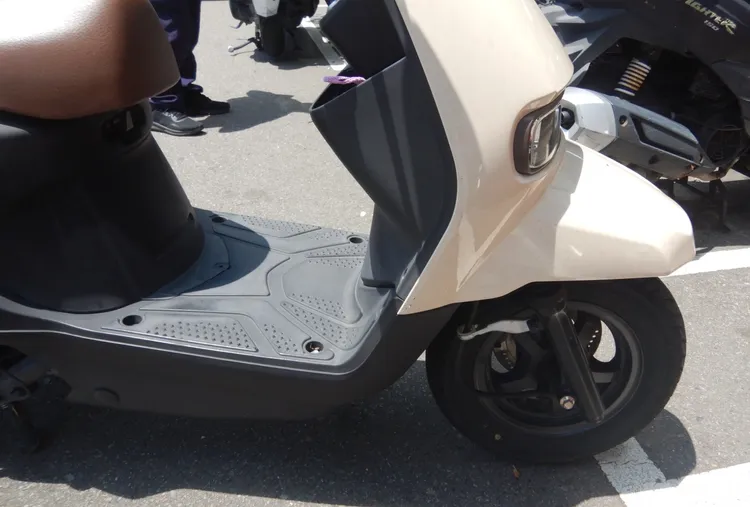 江男要路邊停車意外撞傷顏女機車，但啥都沒說就離開，涉肇逃被開罰。翻攝畫面