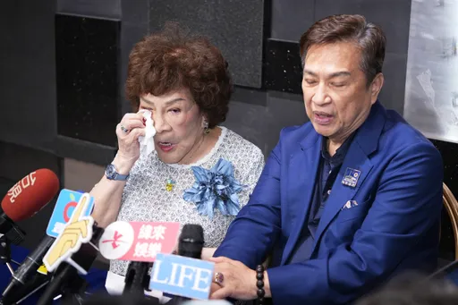 痛失好友！周遊無預警淚崩　大方回應乾兒子疑劈腿許藍方