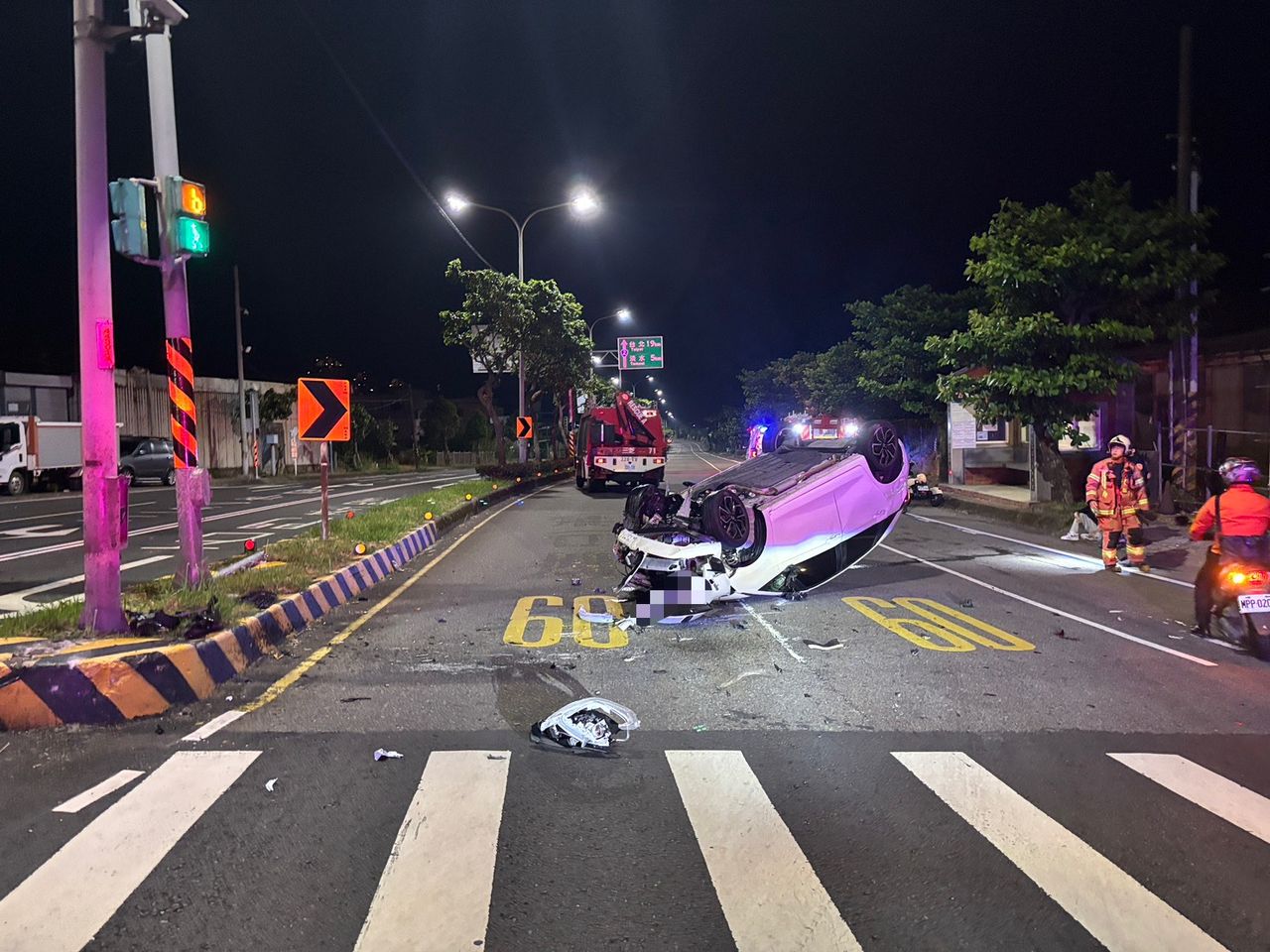 三芝轎車凌晨高速飛撞分隔島「整台翻了」!車底冒白煙 男女受傷送醫