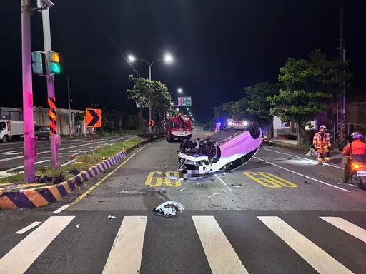 三芝轎車凌晨高速飛撞分隔島「整台翻了」！車底冒白煙　男女受傷送醫