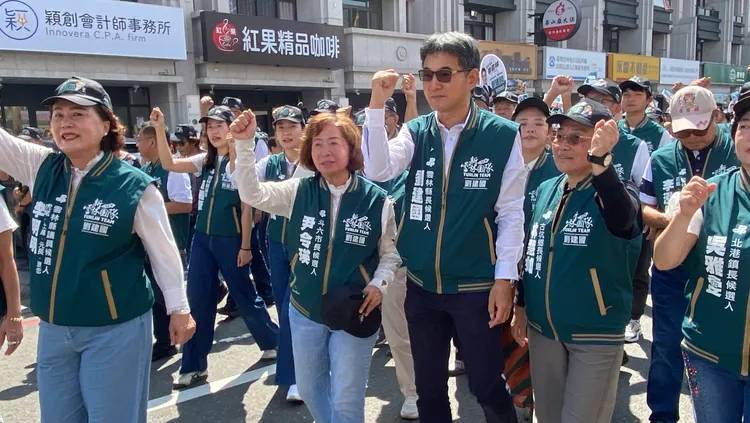 民進黨立委劉建國在支持者簇擁下，前往選委會登記參選雲林縣長。劉建國服務處提供
