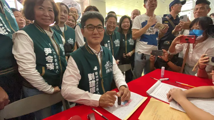 劉建國今天完成登記，參選雲林縣長，喊出「就是要改變」。劉建國服務處提供