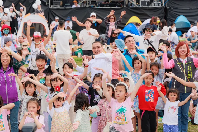 新北大都會公園「2024新北春紛節」市長侯友宜與市民同樂。水利局提供