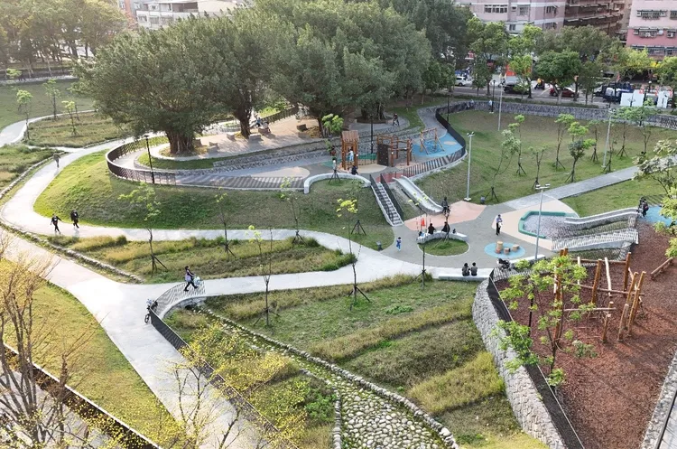 中和壽德公園採下挖式景觀設計，結合防災與生活。水利局提供