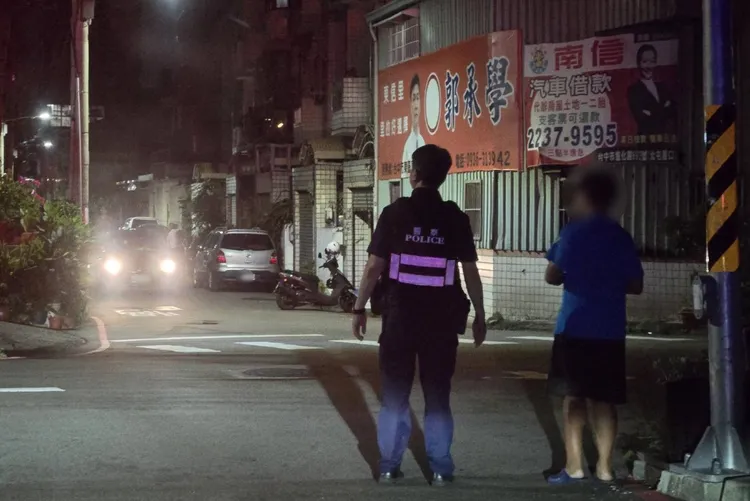 警方透過鄰居及里長等方面拼湊出黃男訊息，最後陪同他走回家。翻攝畫面