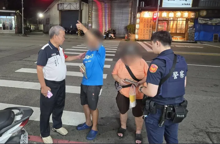 警方透過鄰居及里長等方面拼湊出黃男訊息，最後陪同他走回家。翻攝畫面
