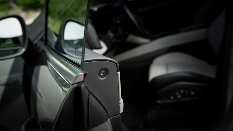 Cayenne Electric電動車門配備感應器持續監測周圍環境，若偵測到障礙物或行人會停止開關門動作，即使啟用電動功能，也仍可手動操作車門。原廠照片